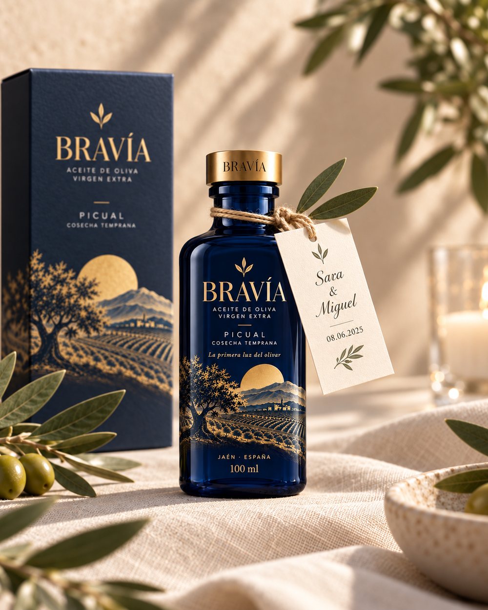 Botella de Bravía de 100 ml con tarjeta personalizada junto a su estuche